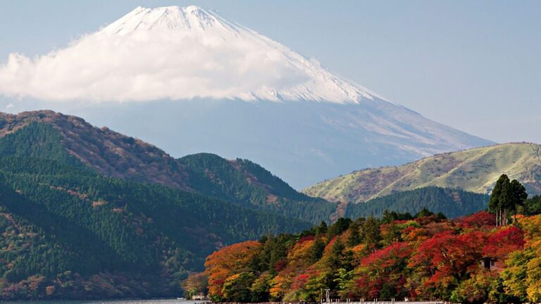 El Parque Nacional de Fuji-Hakone-Izu, situado en la región de Kanto, es uno de los destinos más emblemáticos de Japón